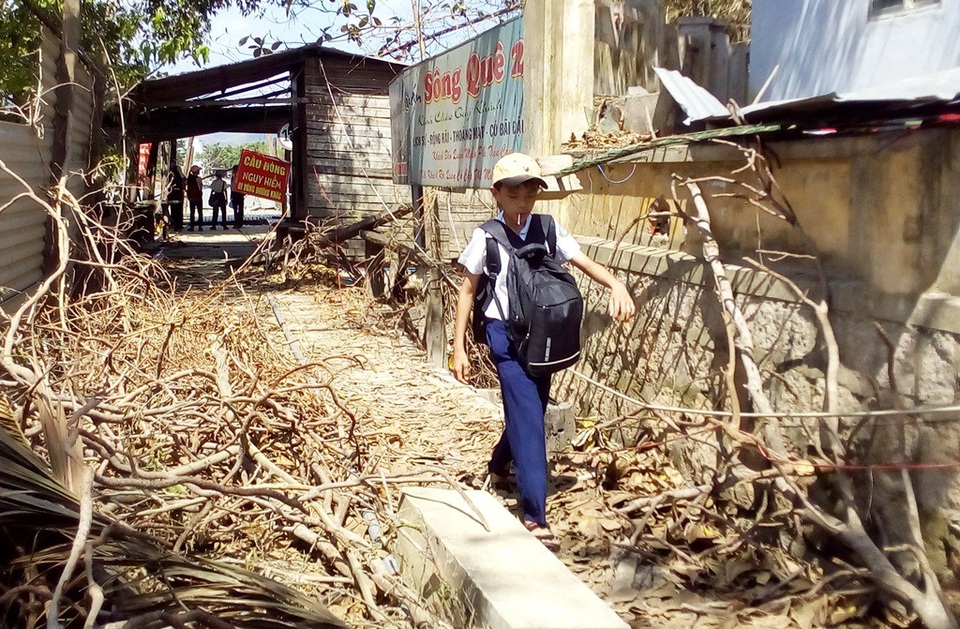 Học sinh, thầy cô và người dân nơi đây tha thiết mong muốn một cây cầu kiên cố sớm được thi công, xây dựng nhằm đáp ứng nhu cầu qua lại của người dân đôi bờ