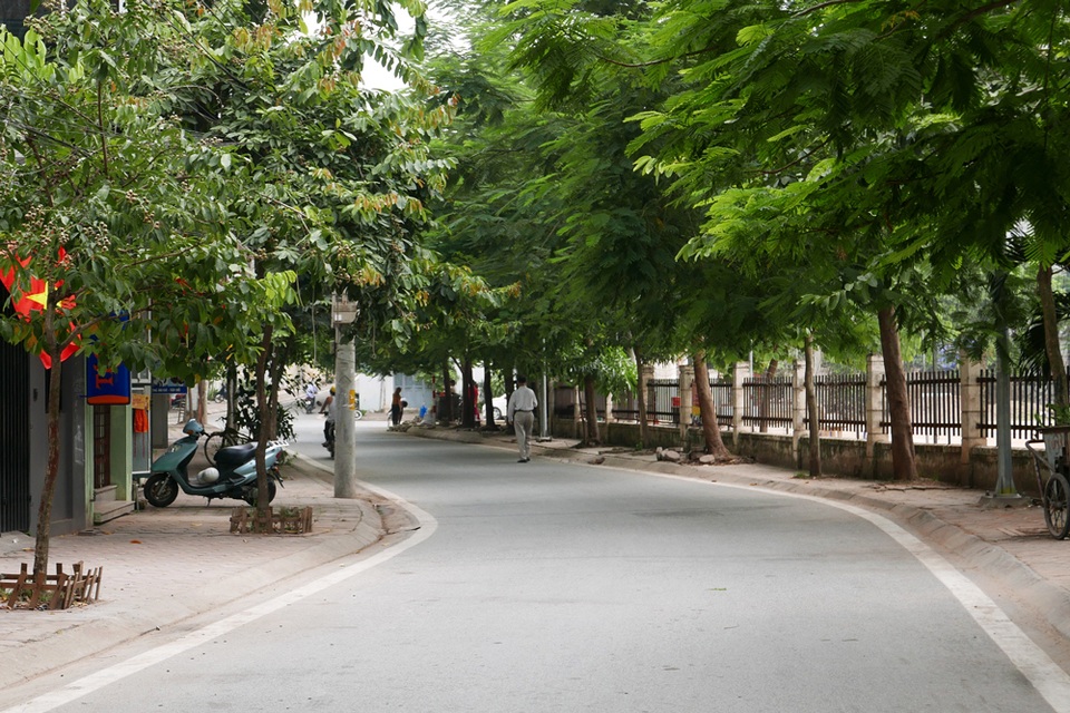 Hà Nội: Phố Trịnh Công Sơn trước ngày trở thành không gian đi bộ - 1
Ngày 19/8 tới đây, phố đi bộ Trịnh Công Sơn sẽ được khai mạc theo kế hoạch tạo thêm không gian văn hoá - giải trí của thành phố Hà Nội và quận Tây Hồ. Phố Trinh Công Sơn bắt đầu từ ngã ba ngõ 612 Lạc Long Quân đến dốc ngã ba đê Âu Cơ của quận Tây Hồ, mới được gắn biển mang tên cố nhạc sĩ vào tháng 8/2015. (ảnh: Quý Đoàn)