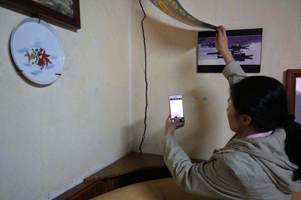 Dân hoang mang khi nhà, đường bỗng nhiên nứt toác - 1 Vết nứt lớn xuất hiện tại gia đình bà Huỳnh Thị Kim Thu (đường Nguyễn Văn Trỗi, phường 2, TP Đà Lạt)