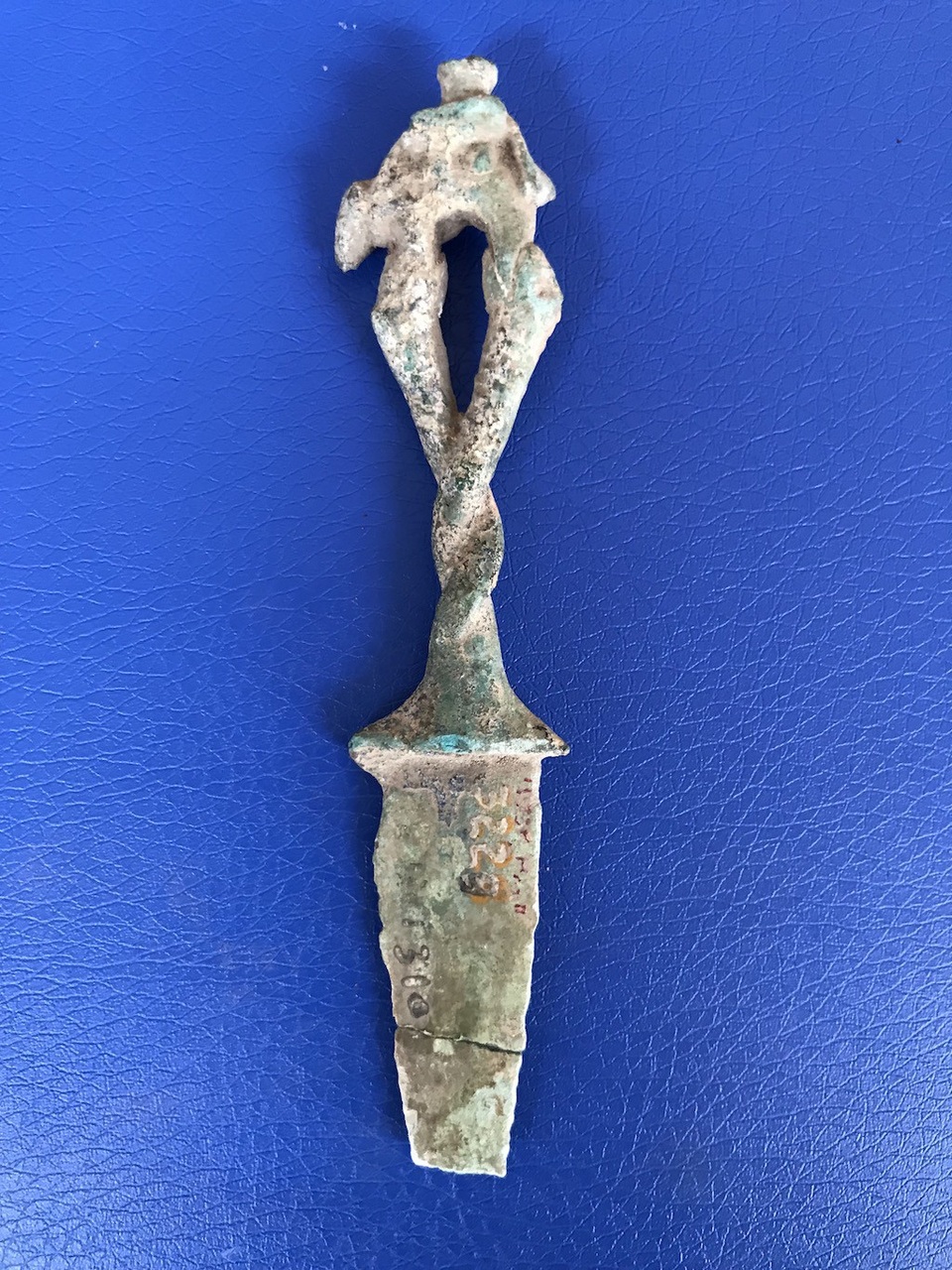 Hiện vật này có niên đại thời văn hoá Đông Sơn, cách ngày nay 2500-2000 năm. Hiện vật thu được tại di chỉ khảo cổ học Làng Vạc (thị xã Thái Hoà) trong đợt khai quật lần thứ I, năm 1973.