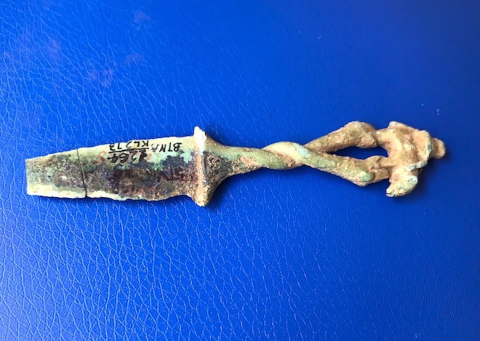 Bảo vật Dao găm cán tượng rắn ngậm chân voi có chiều dài 12,3cm, chiều rộng 3,5cm, thu được tại di chỉ khảo cổ học Làng Vạc (thị xã Thái Hoà) trong đợt khai quật lần thứ I, năm 1973.