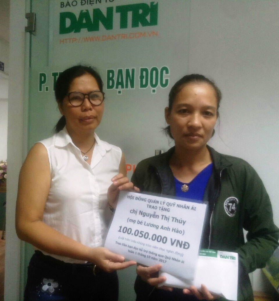 Thêm hơn 100 triệu đồng đến với gia đình bé Anh Hào - 1 Nhà báo Lý Thị Toàn Thắng - Trưởng văn phòng đại diện báo Dân trí tại TPHCM, trao quà tặng của bạn đọc đến với gia đình chị Thủy