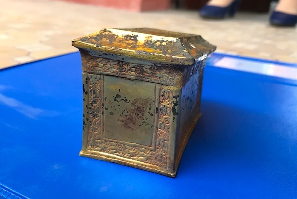 Hộp đựng xá lị có hình chữ nhật với 2 phần là thân hộp và nắp hộp. Xung quanh nắp có trang trí bằng hoa văn cúc tròn 6 cánh và ở thân hộp có trang trí hoa văn hoa sen cách điệu.