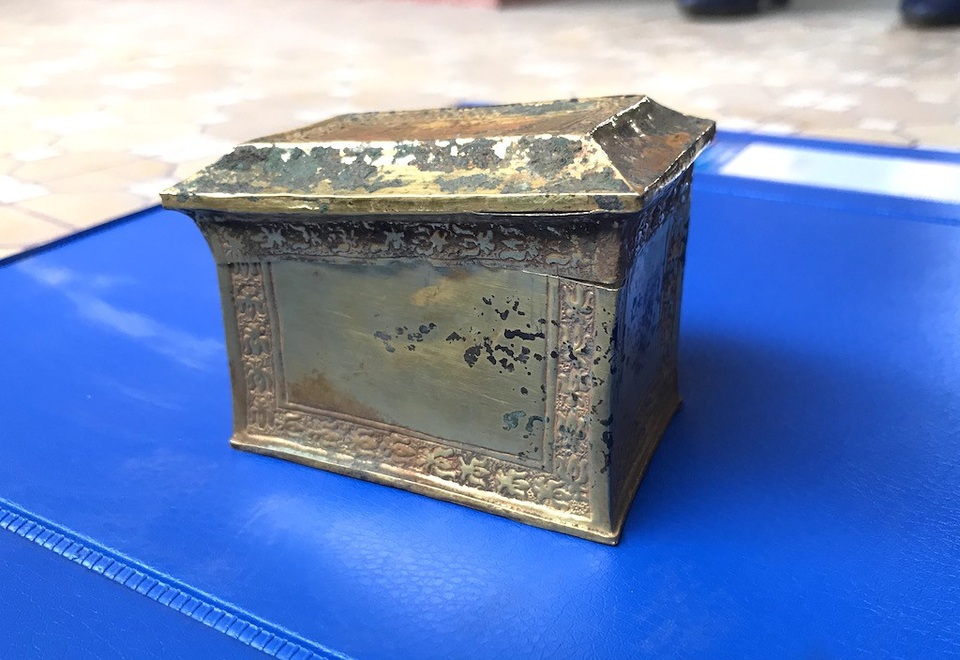 Hộp đựng xá lị này có kích thước dài 8cm, rộng 5cm và cao 5,5cm, nặng 200g. Hộp đựng xá lị có hình chữ nhật với 2 phần là thân hộp và nắp hộp. Niên đại của hiện vật này khoảng thời kỳ Bắc thuộc, thế kỷ VII - VIII (nhà Đường).