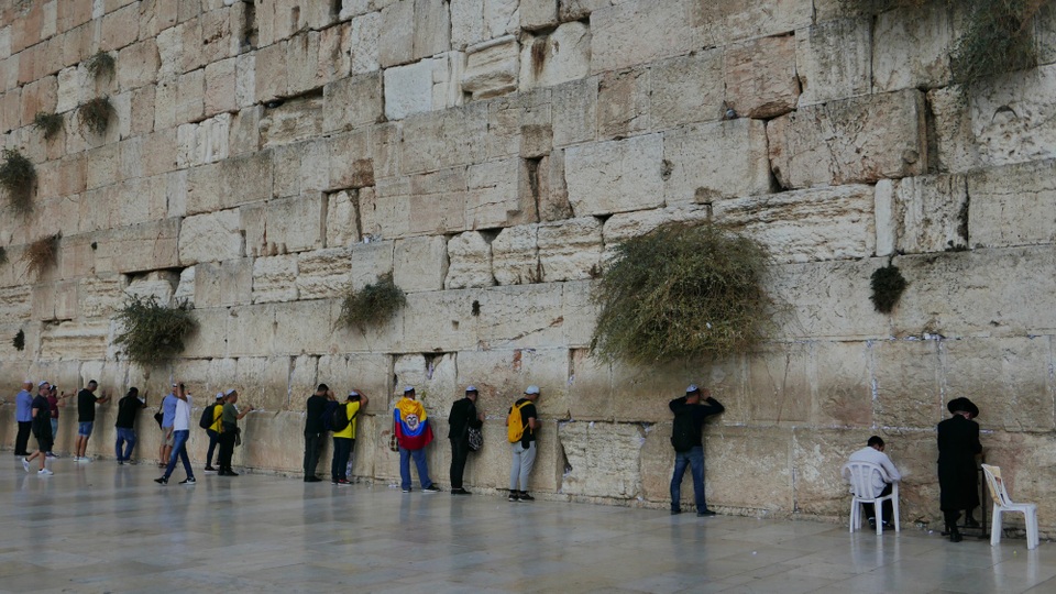 Jerusalem - vùng đất thiêng âm ỉ xung đột giữa “chảo lửa” Trung Đông (Kỳ I) - 1
Du khách cầu nguyện tại Bức tường Than khóc ở Jerusalem (Ảnh: An Bình)