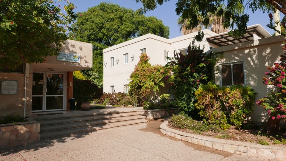 Kỳ diệu "ốc đảo xanh" giữa sa mạc Israel - 3
Kibbutz là hình thức hợp tác xã của người Do Thái, nơi các cư dân cùng sinh hoạt và sản xuất. Kibbutz đầu tiên được thiết lập vào đầu thế kỷ 20, khi các nhóm người Do Thái phiêu bạt khắp thế giới trở về vùng đất Israel ngày nay.