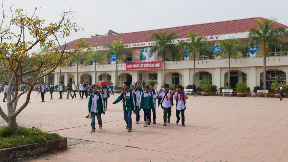 Những “quả ngọt” từ nguồn vốn viện trợ phi chính phủ nước ngoài - 1
Các học sinh trong giờ tan học tại Trường THCS Vân Phú-Man Duk tại Vân Phú, TP. Việt Trì (Ảnh: An Bình)
