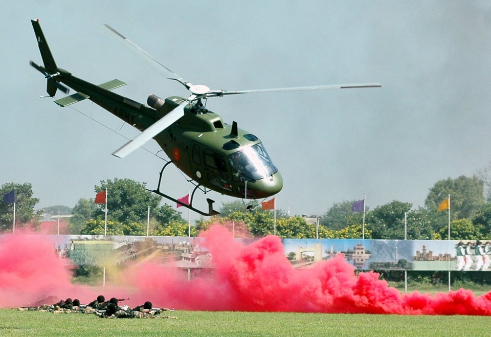 SSG còn được gọi với biệt danh “Cò đen” bởi chiếc mũ đặc biệt của đội đặc nhiệm này. Một trong những bài tập huấn luyện mà các thành viên của SSG phải hoàn thành là hành quân trên quãng đường gần 60 km trong 12 giờ và chạy 8 km trong vòng 50 phút. (Ảnh: Reuters)