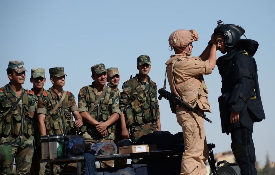 Cuộc sống của quân nhân Nga tại “chảo lửa” Syria - 6 Lính Nga huấn luyện cho các binh sĩ Syria cách phát hiện và vô hiệu hóa các thiết bị nổ ở Palmyra