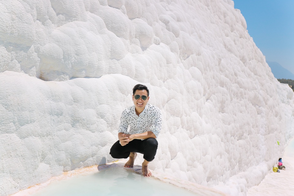 Thành phố 4 tầng dưới lòng đất và lâu đài bông Pamukkale kỳ thú ở Thổ Nhĩ Kỳ - 4 Lâu đài bông khiến Nguyên Khang thích thú không muốn rời chân.