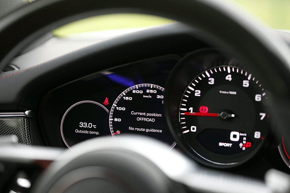 Porsche Panamera 4S - Sự thách thức ngọt ngào - 6 Thiết kế bảng đồng hồ đặc trưng với đồng hồ vòng tua máy lớn nhất.