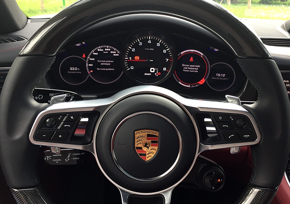 Porsche Panamera 4S - Sự thách thức ngọt ngào - 7 Thiết kế tay lái cùng lẫy chuyển số tích hợp.
