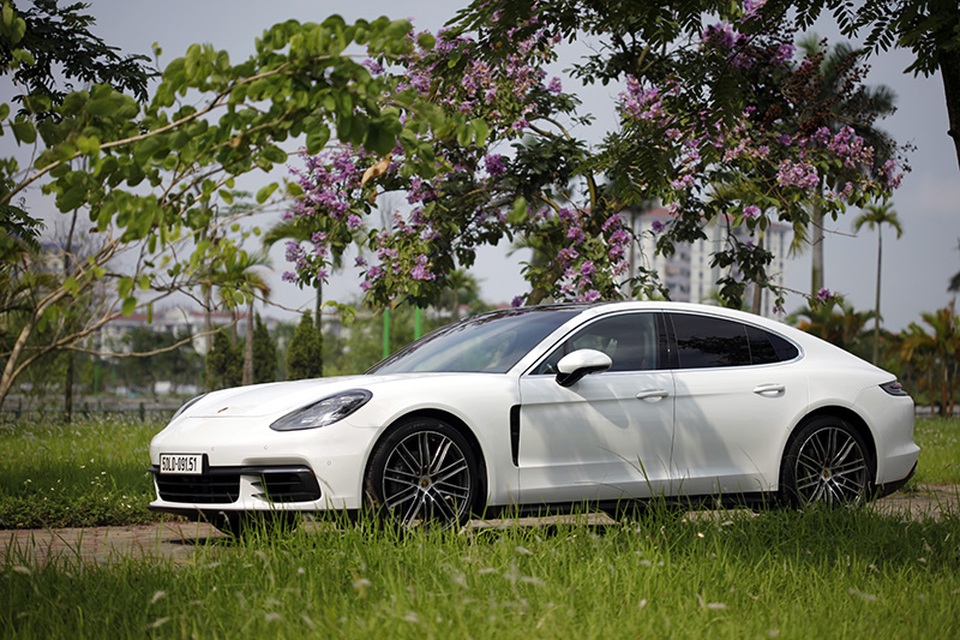 Porsche Panamera 4S - Sự thách thức ngọt ngào - 2 Thế hệ thứ hai của mẫu saloon thể thao hạng sang vẫn giữ được những đường nét đặc trưng thừa hưởng từ thế hệ thứ nhất.