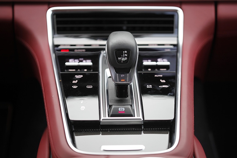 Porsche Panamera 4S - Sự thách thức ngọt ngào - 8 Cần số với phần tay nắm nhỏ, các nút chức năng đều là phím cảm ứng, lựa chọn hệ thống giảm xóc, hệ thống cân bằng điện tử...