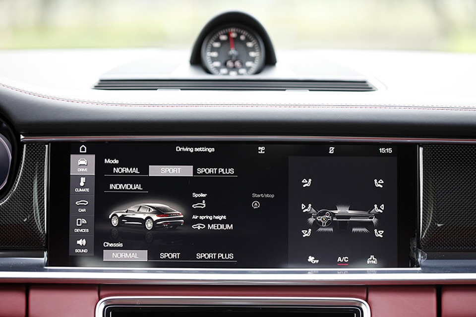 Porsche Panamera 4S - Sự thách thức ngọt ngào - 4 Màn hình điều khiển ở hàng ghế trước