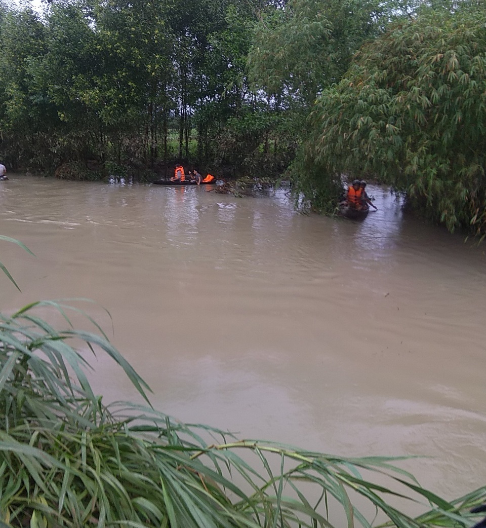 Lực lượng chức năng và người dân đang tìm kiếm thi thể ông Dũng