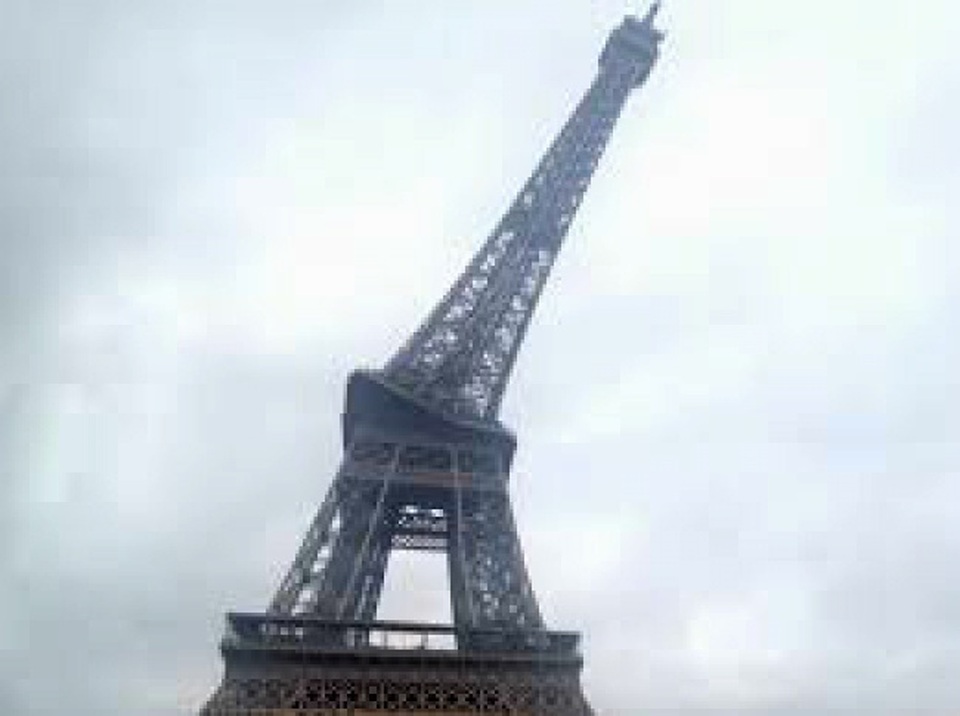 Một du khách đã vô tình bẻ cong biểu tượng của nước Pháp, chỉ với một cú rung tay khi đang chụp ảnh panorama.