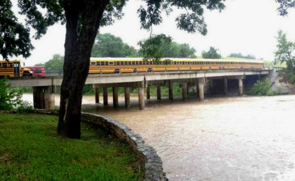 Nếu không để ý kỹ, có lẽ nhiều người sẽ tưởng rằng trong ảnh là một đoàn tàu, thay vì chiếc xe buýt vô tình chạy ngang qua ống kính đang chụp ở chế độ panorama.