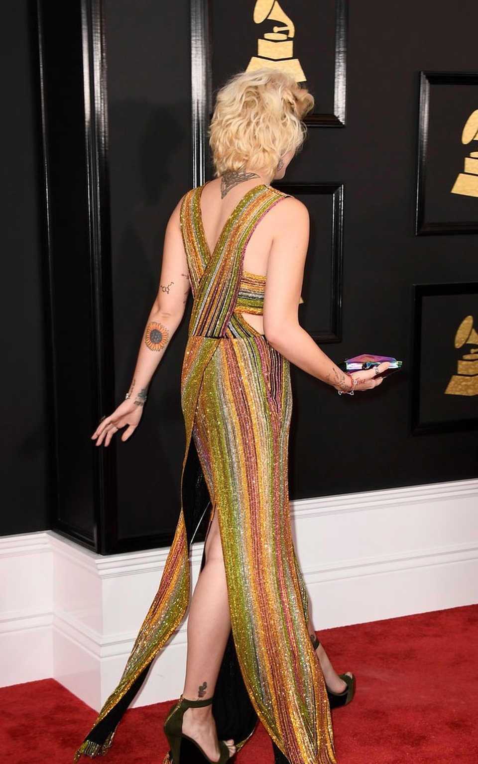 
Chia sẻ với phóng viên thảm đỏ của Grammy năm 2017, cô con gái duy nhất của Michael Jackson cho hay: Tôi rất hồi hộp, và tôi đã nhin thấy Beyonce. Tôi rất hào hứng.
