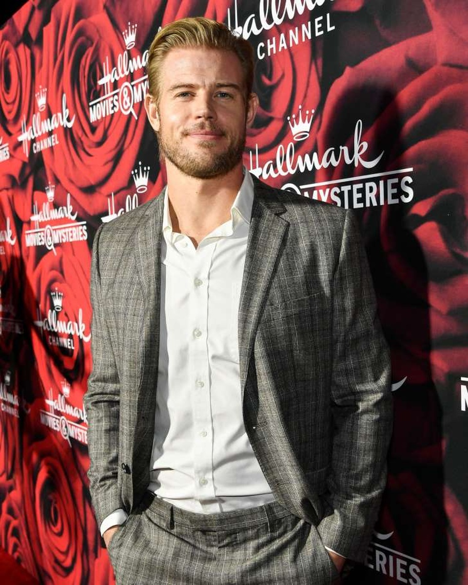 Con gái của Michael Jackson hò hẹn người gấp đôi tuổi - 2
...nam diễn viên Trevor Donovan, 38 tuổi.