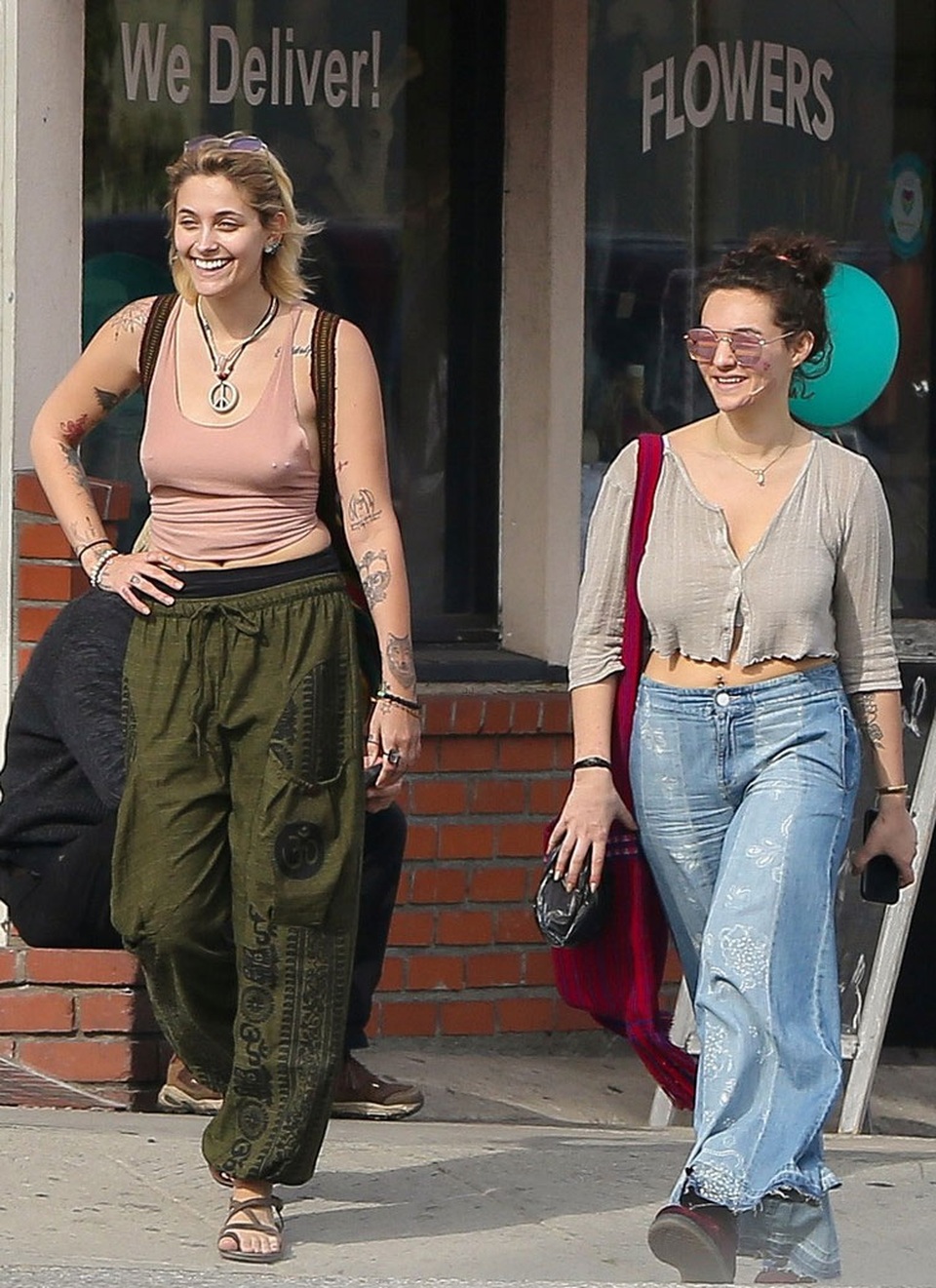 
Paris chia sẻ, cô có sở thích dạo phố, mua sắm và uống cafe cùng bạn bè khi rảnh rỗi. Cô hiểu người xung quanh chú ý đến mình bởi cô là con gái của một ngôi sao quá cố danh tiếng nhất thế giới. Song, cô vẫn khát khao được tôn trọng và có khoảng trời riêng.
