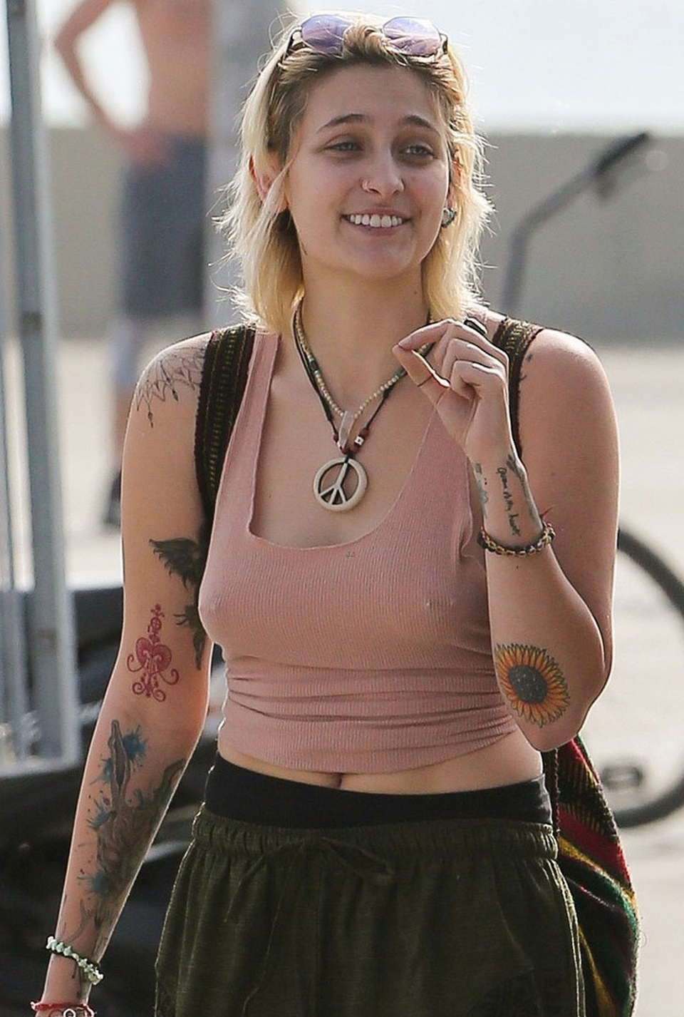 
Có những lời dị nghị cho rằng, Paris Jackson không phải là con gái của Michael Jackson bởi cô sở hữu đôi mắt xanh, tóc vàng và làn da trắng sáng. Dẫu vậy, Paris tin rằng, cô thực sự là con đẻ của Michael Jackson và không ngừng khẳng định điều này trong những bài phỏng vấn.
