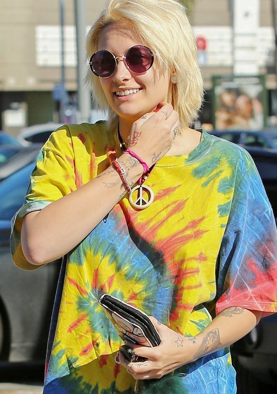 
Bên cạnh hình xăm khủng, Paris Jackson còn thích những bộ cánh cá tính, phi giới tính.
