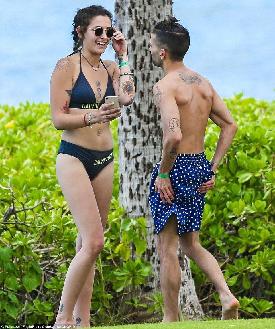 
Paris Jackson khoe hình xăm trong bộ áo tắm hai mảnh. Con gái của Michael Jackson thừa nhận, cô có đam mê mạnh mẽ với việc xăm hình bởi xăm hình không chỉ là cách cô bày tỏ cảm xúc, ước mơ mà còn là cách cô thể hiện tình cảm với những người thân yêu.
