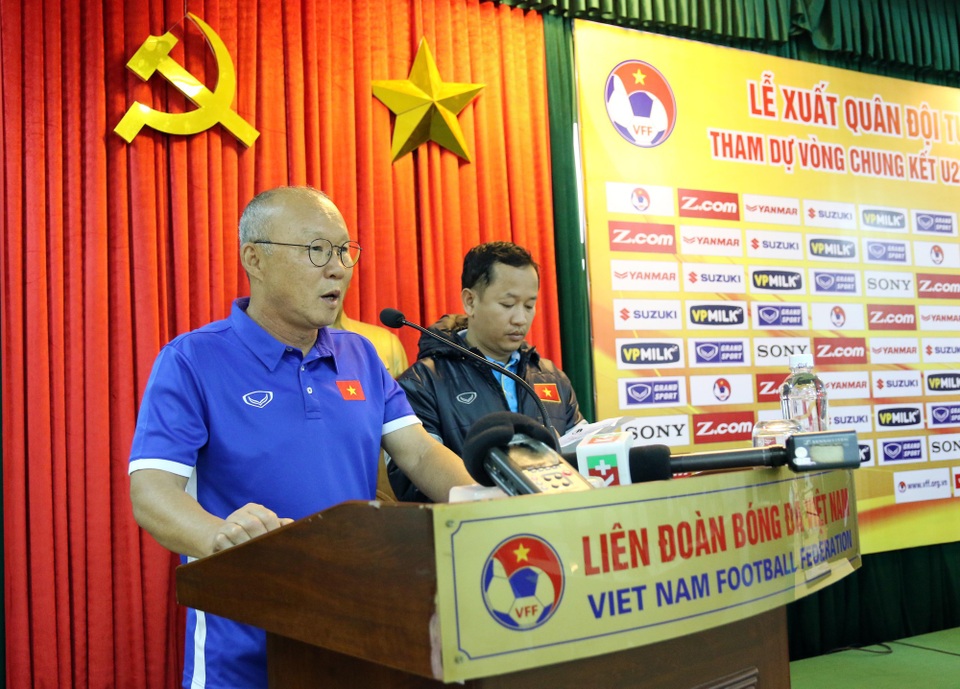 HLV Park Hang Seo: "Trên ngực tôi là màu cờ của Việt Nam" - 1
HLV Park Hang Seo (trái) thể hiện rõ quyết tâm muốn U23 Việt Nam giành kết quả tốt ở U23 châu Á