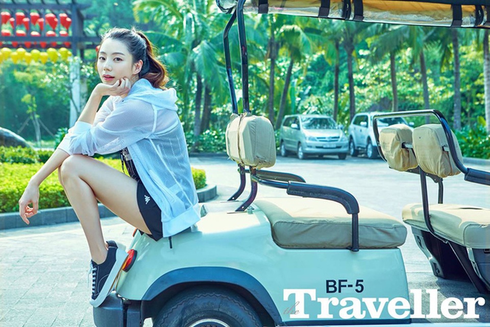 Vợ Bae Yong Joon khoe dáng hoàn hảo tại Đà Nẵng - 1
Park Soo Jin thực hiện bộ ảnh mới nhất cho tạp chí Traveller (Hàn Quốc), số tháng 4/2017 tại Đà Nẵng, Việt Nam. Bà xã của Bae Yong Joon đã lấy lại vòng eo con kiến chỉ sau vài tháng sinh con trai đầu lòng.