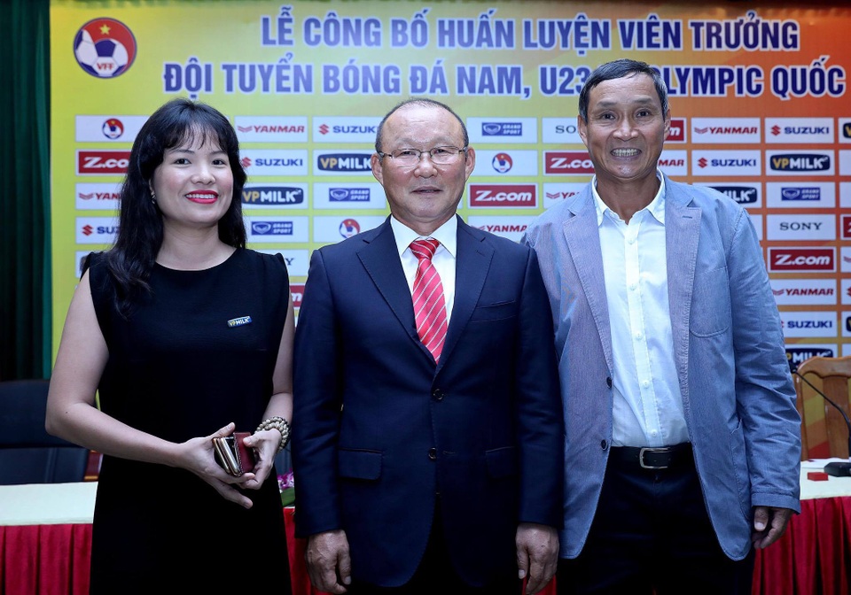 Mục tiêu mơ hồ của HLV Park Hang Seo với bóng đá Việt Nam - 2 Người ta cũng không dám chắc so về năng lực cầm quân, HLV Park Hang Seo có phù hợp với đội tuyển Việt Nam như HLV Mai Đức Chung (phải) hay không? Trong khi lương của 2 ông này chênh lệch nhau xa lắc