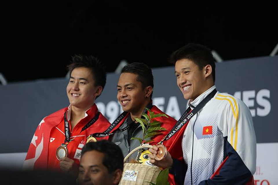 
Paul (ngoài cùng bên phải) giành HCĐ 50m bơi ngửa nam
