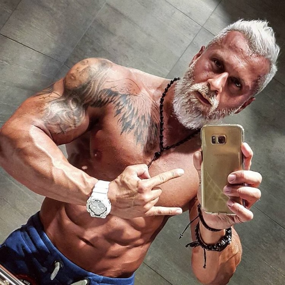 "Mỹ nam người thép" nổi như cồn trên Instagram sau khi khiến mình già đi chục tuổi - 3 "Mỹ nam người thép" nổi như cồn trên Instagram sau khi khiến mình già đi chục tuổi - 3