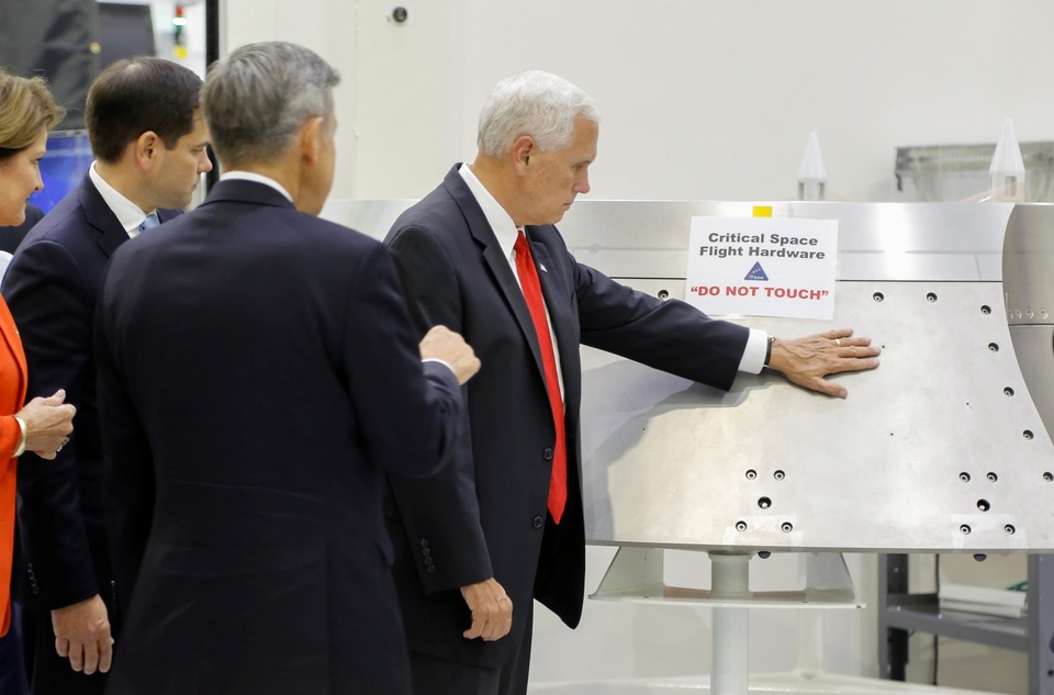 Phó Tổng thống Mỹ gây bão mạng vì chạm vào vật “cấm sờ” của NASA - 1
Phó Tổng thống Mỹ Mike Pence. (Ảnh: Reuters)