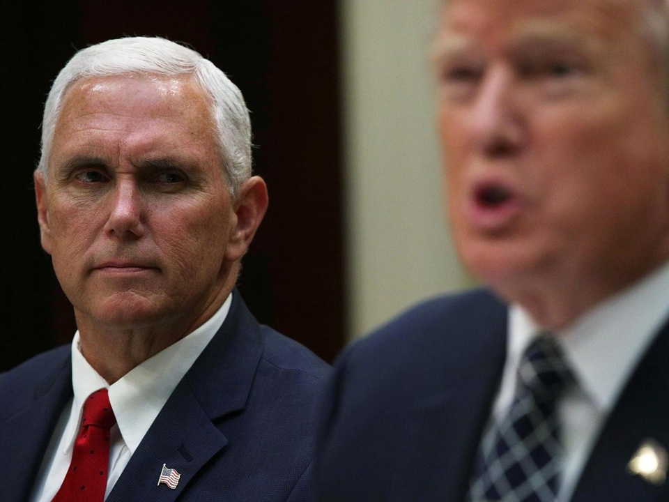 Phó Tổng thống Mỹ lên tiếng trước tin đồn "soán ngôi" ở Nhà Trắng - 1
Tổng thống Mỹ Donald Trump và Phó Tổng thống Mỹ Mike Pence (trái). (Ảnh: Getty)