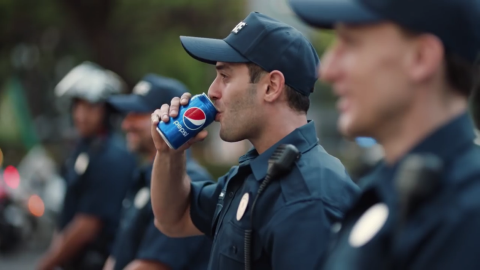 Tung video quảng cáo "thảm họa", Pepsi nhận hàng trăm ngàn lượt dislike trên YouTube - 1 Tung video quảng cáo "thảm họa", Pepsi nhận hàng trăm ngàn lượt dislike trên YouTube - 1