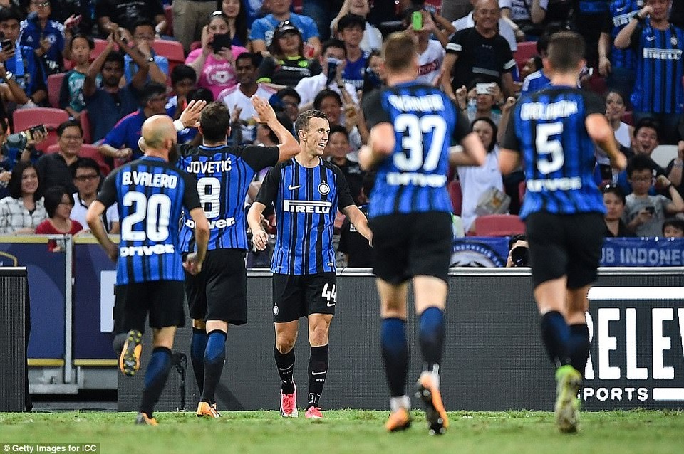 MU nâng giá hỏi mua Ivan Perisic lên 48 triệu bảng - 1
Perisic (giữa) ăn mừng sau khi ghi bàn vào lưới Chelsea
