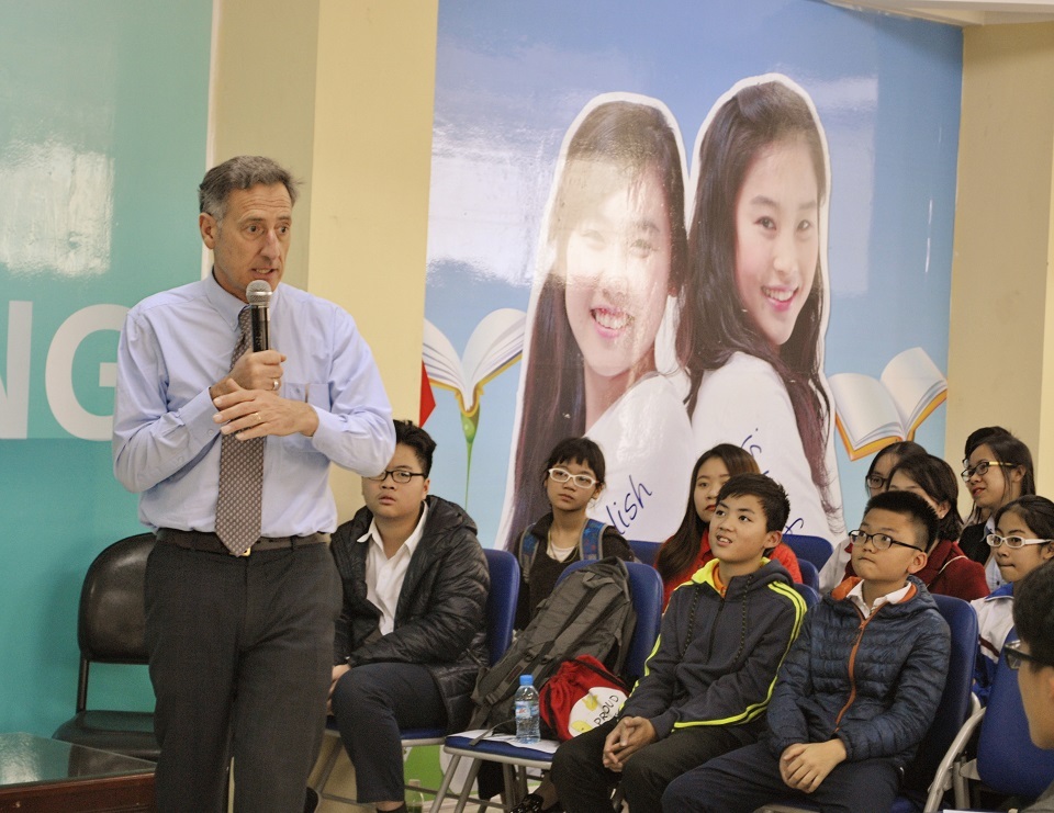 
Ông Peter Shumlin trò chuyện với các học sinh, sinh viên Việt trong chuyến thăm Hà Nội chiều ngày 2/3.
