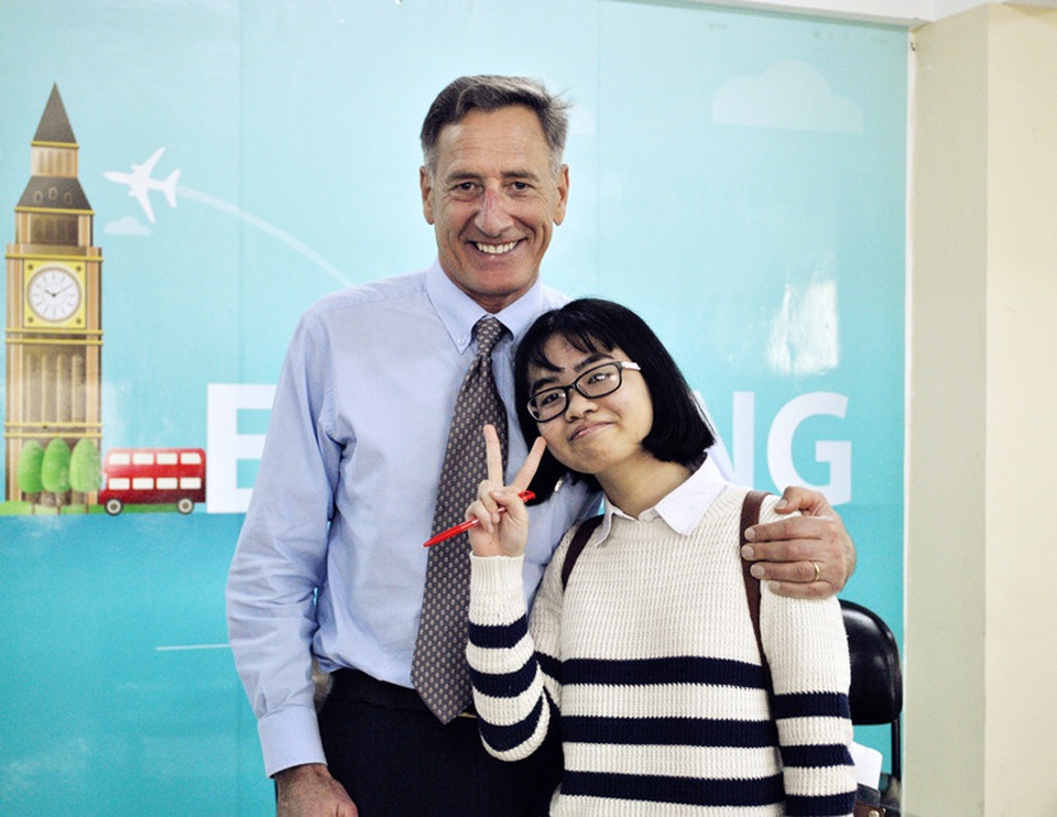 
Ông rất ấn tượng với động lực mạnh mẽ trong cuộc sống, sự chân thành, cởi mở của giới trẻ Việt.
