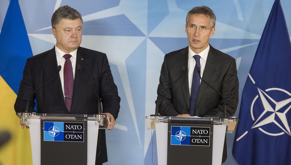 Ukraine muốn trưng cầu dân ý về việc gia nhập NATO - 1
Tổng thống Ukraine Petro Poroshenko và Tổng thư ký NATO Jens Stoltenberg (Ảnh: NATO)