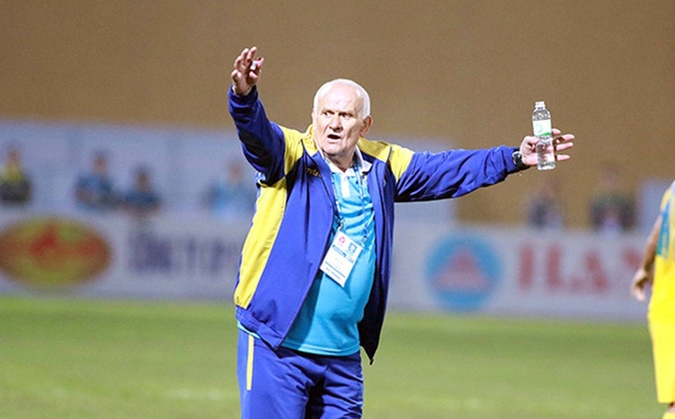 
HLV Petrovic thoát khỏi án phạt nặng từ BTC giải
