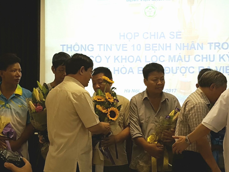 Cục trưởng Cục Khám chữa bệnh nhận định nguyên nhân gây sốc chạy thận ở Hòa Bình - 1 PGS Khuê tặng hoa các bệnh nhân vụ tai biến chạy thận được ra viện. Ảnh: H.Hải