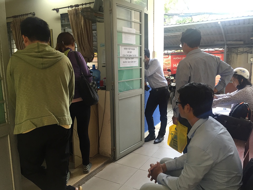 Thí sinh tự do vẫn lơ mơ về đăng ký dự thi - 1
Chiều ngày 20/4, nhiều thí sinh tập trung trước phòng thu hồ sơ đăng ký thi THPT quốc gia của Trung tâm GDTX quận 3, TPHCM.