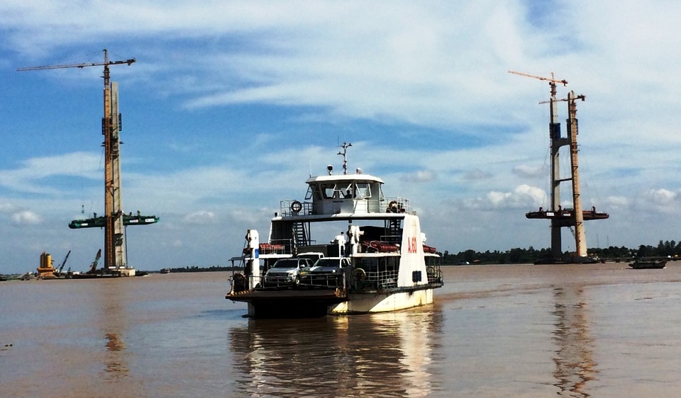 Đồng Tháp: Bố trí phà 100 tấn chở đề thi qua sông Tiền - 1 Khi vẫn chuyển đề thi qua sông Tiền (bến phà Cao Lãnh) UBND tỉnh Đồng Tháp bố trí một chiếc phà riêng dùng để vận chuyển đề thi