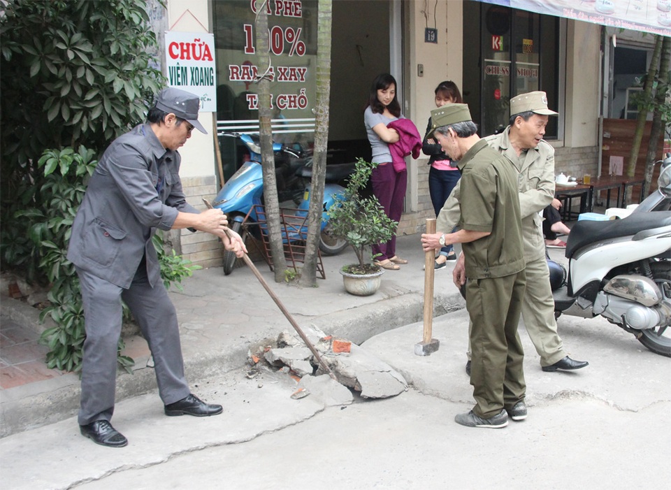 Đập phá nhiều bục bê tông lấn chiếm lòng đường ở Hà Nội - 2
Lực lượng chức năng phường Quang Trung đã phá nhiều bục bê tông do người dân tự ý làm để dắt xe lên vỉa hè.