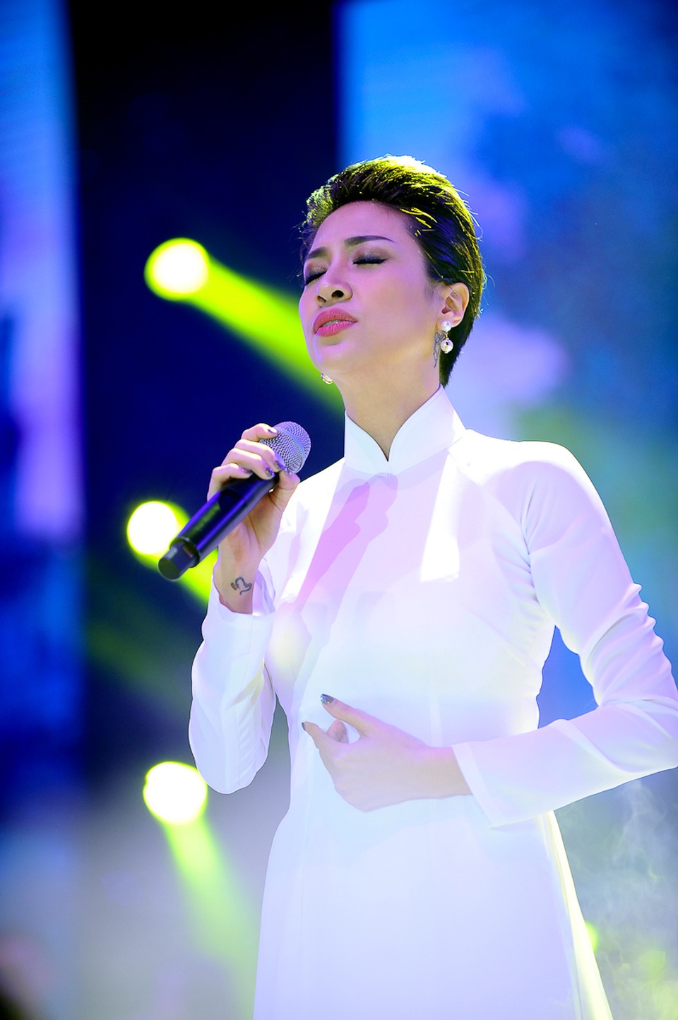 Ca sĩ Pha Lê gửi đến khán giả ca khúc Lời buồn thánh.