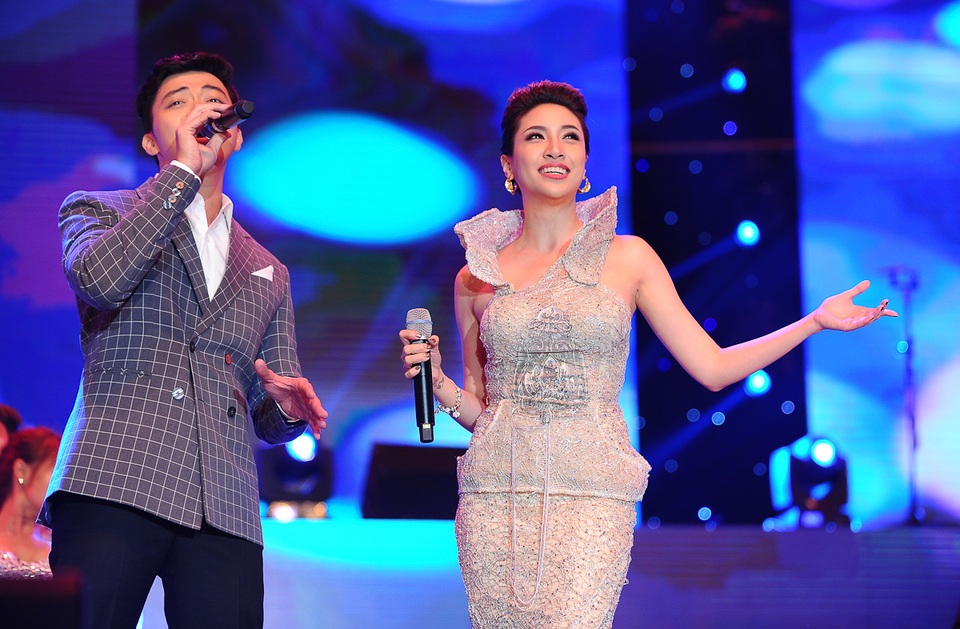 Giọng ca Lân Nhã cùng Pha Lê cũng đã có phần kết hợp vô cùng ăn ý trong 2 nhạc phẩm Nắng thủy tinh và Mưa hồng.