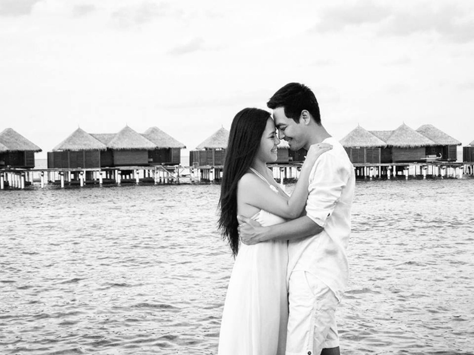 Phan Anh đưa vợ đi Maldives để kỷ niệm 17 năm ngày cưới, anh chia sẻ: Anh yêu em. 17 năm nói tiếng yêu đầu tiên”.
