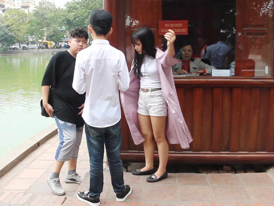Người mặc váy ngắn, quần cộc phải khoác áo choàng khi vào đền Ngọc Sơn - 1
Du khách ăn mặc không phù hợp sẽ không được vào đền Ngọc Sơn, nếu muốn vào phải khoác thêm áo choàng dài được cho mượn miễn phí.