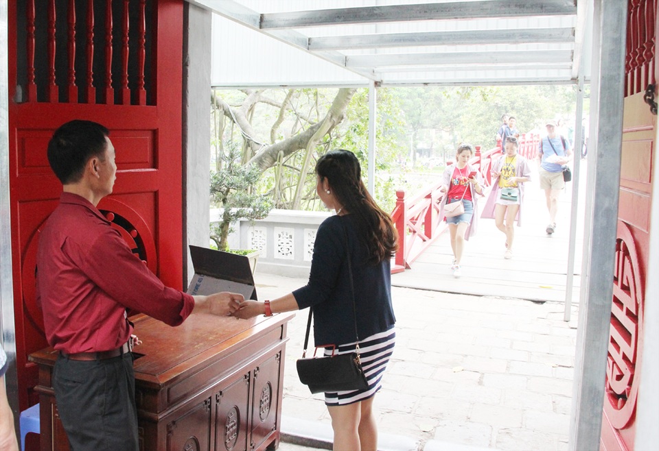 Người mặc váy ngắn, quần cộc phải khoác áo choàng khi vào đền Ngọc Sơn - 9 Nữ du khách này đã bị nhắc nhở khi ăn mặc không phù hợp.